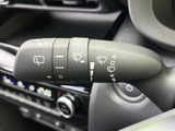 雨天時でも視界をクリアに保つワイパーレバー。操作も簡単で、安心して運転できます。様々な設定で、状況に合わせて最適なワイパー作動が可能です。