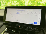 様々な情報を表示できるモニターは、ドライブをより快適にします。車両情報や設定変更も簡単に行えるので、便利です。