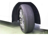 タイヤサイズ 225/60R18。見応えあるトリプルスポークで力強さが演出された純正アルミホイールを装着しています。足元を雅に引き締めてくれ、しっかりした走りも楽しめますよ。