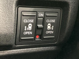 狭い場所での運転も安心。後方の状況をわかりやすく確認できるので、安全な運転をサポートします。