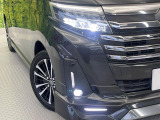 【LEDヘッドライト】悪天候や夜間走行時も良好な視界を確保し安心して運転できる高輝度LEDヘッドライトを装備!点灯速度が早く、消費電力も抑えられています。