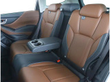 長時間の運転も疲れにくいフロントシート!体をしっかり支えてくれて運転がしやすい形状です!!後部座席もゆったり座れて足元のスペースも広々!ドライブの際は全員が窮屈な思いをせずにお楽しみいただけます!