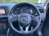 握りやすい形状で、運転操作を快適にサポートします。ステアリングスイッチで、オーディオやハンズフリー通話も簡単に操作できます。