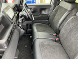 運転席からの視界は広く、運転操作もスムーズ。操作しやすい位置に配置されたスイッチ類も、快適なドライブをサポートします。