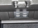 充電用USB端子付き。スマートフォンなどの充電に便利です。