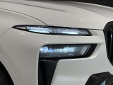 アダプティブLEDヘッドライトはステアリングを切った方向を照らします。