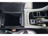 両開きタイプで運転席からも助手席からも使いやすいセンターコンソールボックスには音声と映像が1本のケーブルで伝送できる便利なHDMIを装備。給電用USB(Type-C)も装備しています。