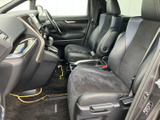 運転席からの視界は広く、運転操作もスムーズに行えます。上質な素材が、快適なドライブをサポート。安全運転に集中できます。