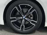 BMW純正18インチホイール。洗練されたデザインで、足元の個性を引き立てます。