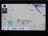 ナビ付きで、遠出や初めての道も安心。道に迷う心配が少なく、同乗者との会話や運転に集中出来ます。ご家族でのお出かけにも心強いポイントです。