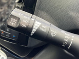 雨の日の視界を確保するワイパーレバー。操作性も良く、悪天候時でも安全な運転をサポートします。クリアな視界で快適なドライブ。