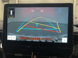 【バックガイドモニター】後方の映像をナビ画面に表示するだけでなく、ステアリング操作に連動して動くガイド線も同時に表示!予想進路の確認をしながら後退できるので便利です!