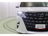 力強い眼差しを印象づけるLEDヘッドランプ(ハイ・ロー)、クリアランス、フロントターンなどの機能を一体化した高級感溢れる大型コンビネーションランプ。異形3眼LEDにより、夜間の視認性をさらに確保します