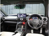 デザインもよく、居心地のよい運転席ですね。分かりやすいスイッチ類ですから操作もしやすく運転をサポートします。