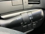 操作しやすいウインカーレバーで、安全な車線変更をサポート。直感的に操作でき、スムーズな運転をアシストします。