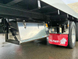 ボディー運転席側後方にステンレス製の工具箱が付いています。