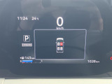 見やすいメーターパネルは、運転に必要な情報をひと目で確認できます。デジタル表示で、よりスタイリッシュな印象を与えます。視認性に優れ、安全運転をサポートします。