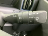 操作しやすい位置に配置されており、スムーズな運転操作をサポートします。安全確認を確実に行えます。