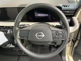 握りやすいステアリングは、長時間の運転でも疲れにくい設計。操作性も高く、スムーズなドライビングをサポートします。