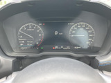 視認性の高いメーター類で運転状況を的確に把握でき、洗練されたデザインも魅力です。運転に集中できる空間を演出します。