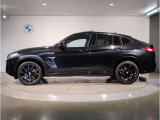 BMWではロングホイールベースの採用をしており、すべての車種に適用され、走行中の安定感の向上されております。また室内空間の広さにも貢献しております。