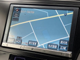 運転に集中できる見やすい地図表示で、初めての道も安心。渋滞情報も確認でき、スムーズな移動をサポートします。目的地までストレスなく到着可能です。