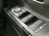 操作しやすい位置に配置され、スムーズな車線変更をサポートします。日常の運転から、遠出まで、安全運転をサポートする頼もしい相棒となるでしょう。