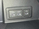 充電用USB端子付き。スマートフォンなどの充電に便利です。