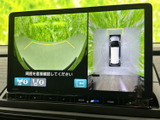 狭い場所での駐車や車庫入れをサポートするバックモニター。安全確認をサポートし、運転の負担を軽減します。