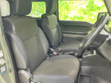 運転席周りはシンプルで機能的にまとめられ、操作性に優れています。座り心地も良く、長距離ドライブでも疲れにくいでしょう。