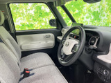 広々とした室内空間は、運転席からの視界も良好。操作しやすい配置で、快適なドライブをサポートします。清潔感も保たれています。