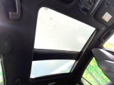 【ガラスルーフ】ガラスルーフ搭載で車内の解放感が一気にアップ!開放的なドライブをお楽しみいただけます。