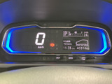 視認性の高いメーターは、運転に必要な情報をしっかりと表示します。デジタル表示で、走行状況を的確に把握できます。