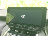 洗練されたデザインが特徴的な、大型ディスプレイ一体型のナビ・オーディオシステムです。直感的な操作で、快適なドライブをサポートします。