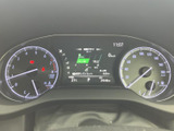 視認性の高いメーター類が、運転に必要な情報を的確に伝えます。落ち着いたデザインが、運転に集中できる空間を演出します。