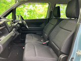 運転席周りのデザインは、シンプルで操作しやすい配置です。ステアリング操作も軽快で、運転が楽しくなります。