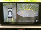 駐車時の安全性を高めるバックモニター。ガイドライン表示で、狭い場所でもスムーズな駐車操作をサポートします。