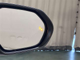 【ブラインドスポットモニター】隣の車線を走る車両をレーダーで検知し、ドライバーでは見えない四角に存在する車両を検知するとドアミラーに搭載されたインジケータが点灯します