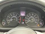 視認性の高いメーター類は、運転に必要な情報を一目で確認できます。落ち着いたデザインで、運転に集中できる空間を演出します。
