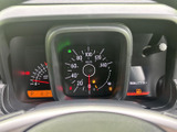 視認性の高いメーター類が、運転に必要な情報を分かりやすく表示。走行状況を常に把握でき、安全運転をサポートします。デザイン性も考慮されています。