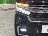 【LEDヘッドライト】悪天候や夜間走行時も良好な視界を確保し安心して運転できる高輝度LEDヘッドライトを装備!点灯速度が早く、消費電力も抑えられています。