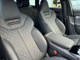 【ヘッドレストスピーカー装備】前席のヘッドレストにスピーカーが備えられ、臨場感あふれるサウンドをご体感いただけます。