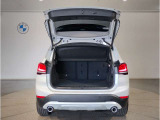 BMWではスペアタイヤが非搭載となるため、スペースは拡大されており、収納スペースとして利用可能。トランクの下にも収納スペースがあり、意外と役に立つスペースでございます。