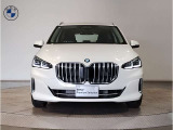 【キドニーグリル】BMWは約90年もの間、ほぼ全ての車両にひと目でBMWだと分かるこの特徴的なフロントグリルが備えられ、デザイン・アイコンとして親しまれてきました。