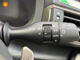【オートライト(AUTO)】外の明るさをシステムが感知して、自動でヘッドライトが点灯します。ヘッドライトをつけ忘れを防ぐ便利機能です。