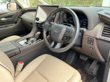 開放感のある室内空間が広がります。ドライバー視点からの眺望も良く、快適な運転をサポート。上質な素材が落ち着いた雰囲気を演出します。
