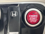 【Hondaスマートキー】カバンやポケットに入れたままでもドアの施錠・解錠が可能なスマートキーを装備。エンジンのオン・オフ時もカギを取り出す必要が無いからとっても便利です♪
