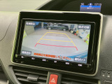 狭い場所での駐車も安心。後方の状況を画面で確認できるので、安全に駐車できます。