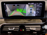 【ⅰドライブナビゲーション】文字情報も鮮明に表示する高解像度カラーディスプレイを採用。視認性に優れた地図デザインと特徴的な建造物を目印にした描写表示で現在位置を把握できます。地図データの更新も可能です