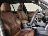 【コックピットシート】BMW車の主役席。車体中央にくる様に配置し車両重心とが一致する事でドライバーと車との一体感あるドライビングを実現。人間工学に基づき形成した形状が長時間のドライブ疲労も軽減します!